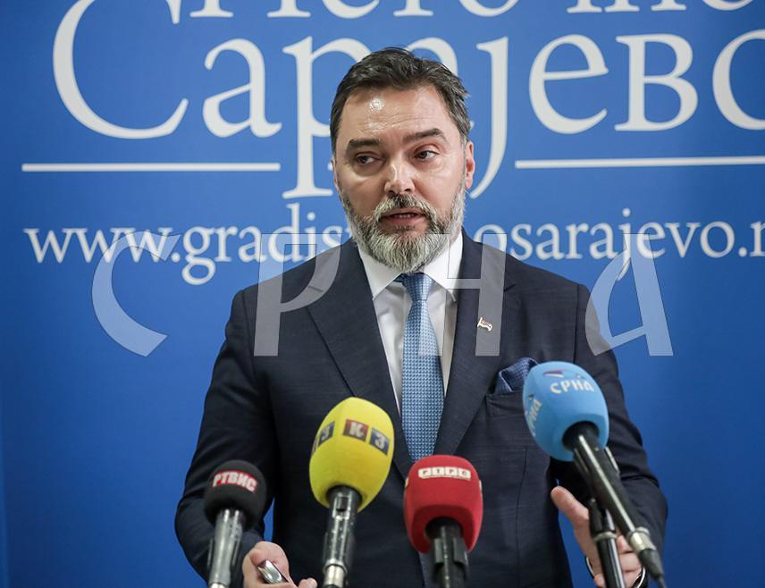 САРАЈЕВО, 1. ДЕЦЕМБРА /СРНА/ - Замјеник предсједавајуће Савјета министара Сташа Кошарац оцијенио је да је оно што се дешавало у сарајевској Скендерији на кошаркашкој утакмици репрезентација БиХ и Србије манифестација србофобије, шовинизма и дивљаштва, те упитао да ли је изостанак реакције политичког Сарајева знак одобравања?