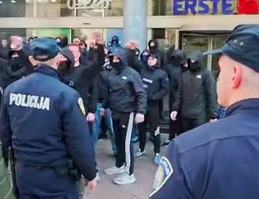 РИЈЕКА, 1. ДЕЦЕМБРА /СРНА/ - У Ријеци је ухапшено пет лица која су осумњичена да су бацала приотехничка средства на учеснике антифашистичког сукупа у том граду, док организатори марша "Уједињени против фашизма" истичу да их хрватска полиција није заштитила, већ је допустила непријављени контраскуп са којег се чуло "За дом српемни!".