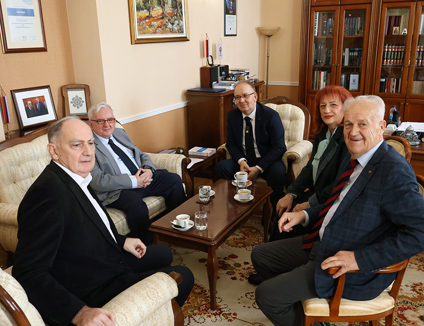 БАЊАЛУКА, 1. ДЕЦЕМБРА /СРНА/ - Предсједник Академије наука и умјетности Републике Српске /АНУРС/ Драгољуб Мирјанић разговарао је данас у Бањалуци са генералним секретаром Српске академије наука и уметности /САНУ/ Небојшом Лалићем о сарадњи у наредном периоду.