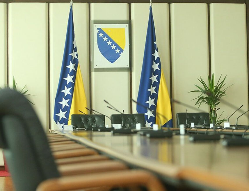 САРАЈЕВО, 2. ДЕЦЕМБРА /СРНА/ - Савјет министара заказао је за данас сједницу, а на дневном реду је Приједлог одлуке о успостављању Канцеларије главног преговарача БиХ са ЕУ, као привременог тијела Савјета министара.