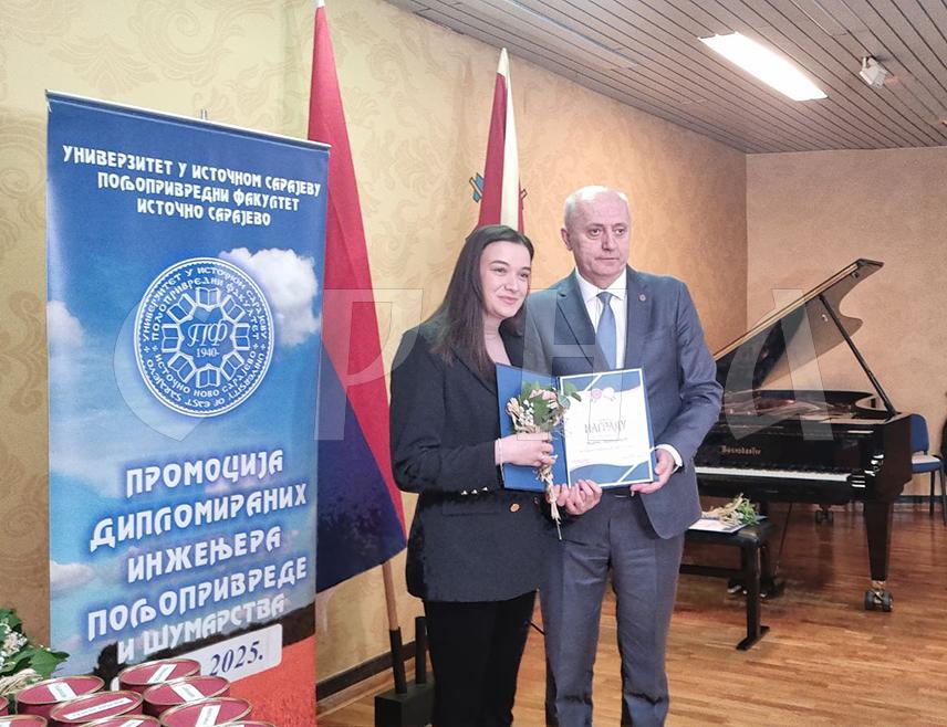 ИСТОЧНО НОВО САРАЈЕВО, 1. ДЕЦЕМБРА /СРНА/ – Пољопривредни факултет Универзитета у Источном Сарајеву обиљежио је данас 85 година постојања и 31 годину рада у оквиру овог универзитета, а тим поводом промовисана су 32 дипломирана инжењера и пет мастера пољопривреде и шумарства, те уручена признања заслужним појединцима.