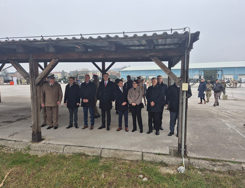 САРАЈЕВО, 1. ДЕЦЕМБРА /СРНА/ - Замјеник министра одбране у Савјету министара Александар Гогановић изјавио је да је за ово министарство веома битно да задржи предвидив курс у систему одбране, јер то очекују и међународни партнери, као и да свим грађанима обезбиједи мир, стабилност и безбједност.