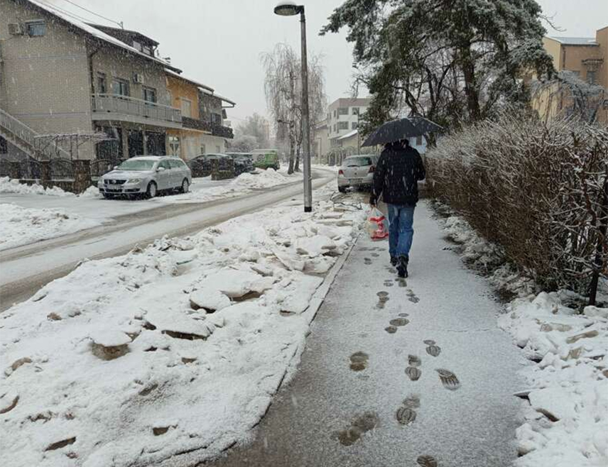 БАЊАЛУКА, 2. ДЕЦЕМБРА /СРНА/ - У Републици Српској и Федерацији БиХ данас ће бити претежно облачно вријеме са слабом кишом, на планинама са снијегом.