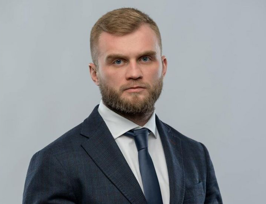 КИЈЕВ, 2. ДЕЦЕМБРА /СРНА/ - Предсједнику Украјине Владимиру Зеленском наређено је да поднесе оставку, али ће он учинити све да добије на времену, саопштио је украјински посланик Артем Дмитрук.