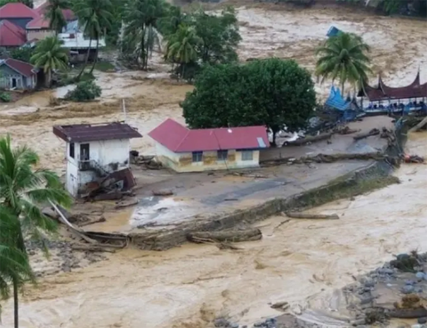 ЏАКАРТА, 2. ДЕЦЕМБРА /СРНА - РИА Новости/ - Број погинулих усљед поплава и покретања клизишта у Индонезији порастао је на 659, саопштено је из Државне агенција за управљање катастрофама.