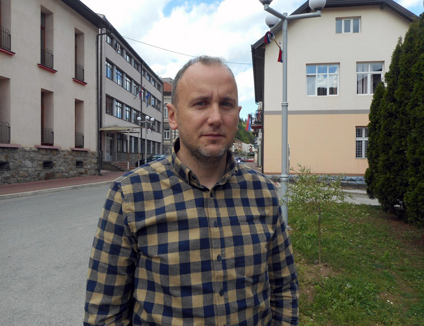 СРЕБРЕНИЦА, 2. ДЕЦЕМБРА /СРНА/ - Предсједник сребреничке Организације породица заробљених и погинулих бораца и несталих цивила Бранимир Којић изјавио је за Срну да је срамно правдање Александра Вуксановића (Аце Лукаса) и његовог менаџера Саше Мирковића о њиховом наводном непопзнавању чињенице да је Насер Орић највећи ратни злочинац над Србима у Подрињу послије Алије Изетбеговића.