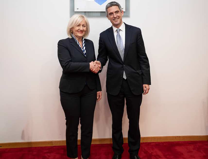 САРАЈЕВО, 2. ДЕЦЕМБРА /СРНА/ - На састанку предсједавајуће Савјета министара Борјане Кришто и директора Канцеларије Стејт департмента за Западну и Централну Европу Марка Флеминга указано је на важност стварања политичког и друштвеног окружења које доприноси дијалогу легитимних политичких представника сва три конститутивна народа.