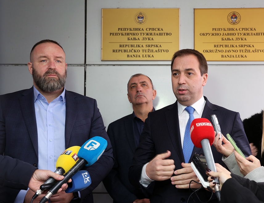 БАЊАЛУКА, 2. ДЕЦЕМБРА /СРНА/ - Министар правде Републике Српске Горан Селак изјавио је да ће ово министарство инсистирати да Високи судски и тужилачки савјет /ВСТС/ БиХ убрза конкурсне процедуре и попуни упражњене тужилачке позиције у Окружном јавном тужилаштву Бањалука да би се смањио број предмета.