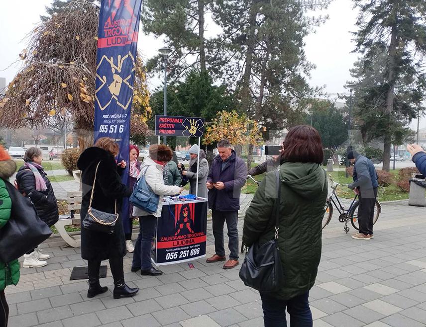БИЈЕЉИНА, 2. ДЕЦЕМБРА /СРНА/ - Фондација "Лара" организовала је данас уличну акцију у Бијељини с циљем подизања свијести суграђана о присутности и озбиљности проблема трговине људима, те упутила позив на активно укључивање у спречавање и пријављивање овог облика организованог криминала.