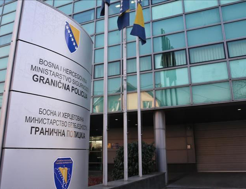 САРАЈЕВО, 2. ДЕЦЕМБРА /СРНА/ - На подручју општине Илиџа пронађени су опрема и фалсификовани документи, за шта је осумњичено лице из Турске које је под истрагом, саопштено је из Граничне полиције БиХ.