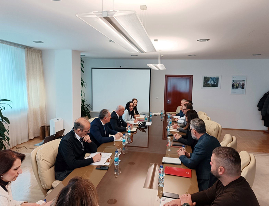 БАЊАЛУКА, 2. ДЕЦЕМБРА /СРНА/ - На састанку министра енергетике и рударства Републике Српске Петра Ђокића са представницима компаније "Весувиус" данас у Бањалуци исказан је значајан интерес за сарадњу са домаћим ливницама и индустријским компанијама ради унапређења производних процеса, примјене савремених технологија и повећања конкурентности на тржишту.