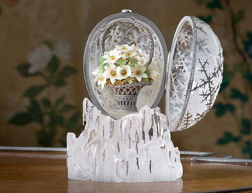 ЛОНДОН, 2. ДЕЦЕМБРА /СРНА/ - Фабержеово "Зимско јаје" из колекције руског цара Николаја Другог продато је на аукцији у Лондону за 19,5 милиона фунти, што је рекордна цијена за ову врсту накита, саопштено је из аукцијске куће "Кристи".