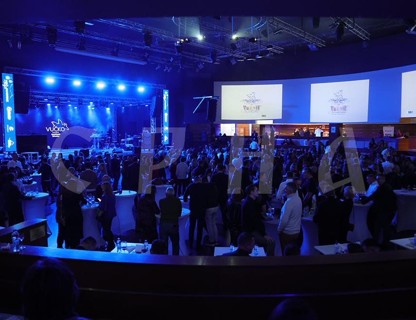 САРАЈЕВО, 2. ДЕЦЕМБРА /СРНА/ - Поводом почетка зимске сезоне на Јахорини вечерас је у Сарајеву организовано "Ноћ Јахорине" и хуманитарна акција за помоћ дјеци обољелој од рака.