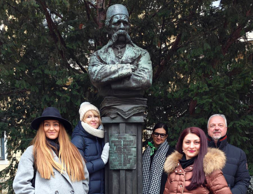 БЕЧ, 2. ДЕЦЕМБРА /СРНА/ - Трг у Трећој бечкој општини, Ландштрасе, добиће име по Вуку Стефановићу Караџићу, саопштило је Српско просвјетно и културно друштво "Просвјета Аустрија".