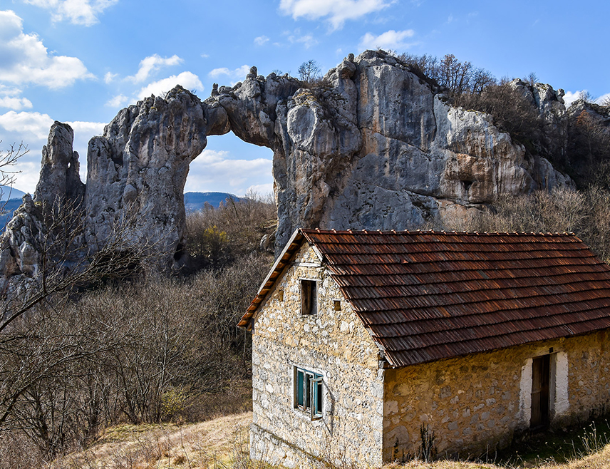 БАЊАЛУКА, 3. ДЕЦЕМБРА /СРНА/ - Из Републике Српске одабрано је пет пројекта, и то у Бањалуци, Сребреници, Хан Пијеску, Власеници и Језеру који ће бити суфинансирани са минимално по 16.000 КМ у оквиру одрживог туризма за зелени развој дуж стаза "Вија динарика" у БиХ, саопштено је из Министарства трговине и туризма Српске.