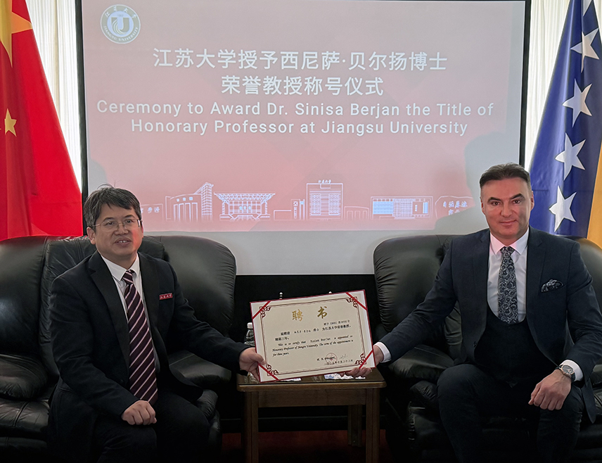 ПЕКИНГ, 3. ДЕЦЕМБРА /СРНА/ - Амбасадор БиХ у Кини Синиша Берјан изабран је за почасног професора престижног кинеског Универзитета Ђангсу из истоимене кинеске провинције, који се према свјетским ранг-листама сврстава међу 300 најбољих универзитета на свијету.
