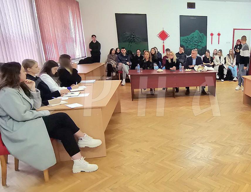 ДОБОЈ, 3. ДЕЦЕМБРА /СРНА/ - Министар породице, омладине и спорта Републике Српске  Селма Чабрић најавила је да ће ресорно министарство подржати све пројекте младих  против насиља над женама.