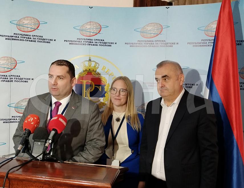 БАЊАЛУКА, 3. ДЕЦЕМБРА /СРНА/ - Република Српска би до краја године требало да добије закон о инфраструктури геопросторних података, како би се ова област додатно уредила, рекао је данас директор Републичке управе за геодетске и имовинско-правне послове /РУГИПП/ Драган Станковић.