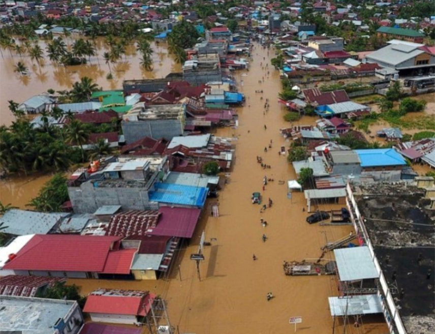 ЏАКАРТА, 3. ДЕЦЕМБРА /СРНА - РИА Новости/ - Број погинулих у поплавама и клизиштима у Индонезији порастао је на 804, саопштено је из Државне агенције за управљање катастрофама.