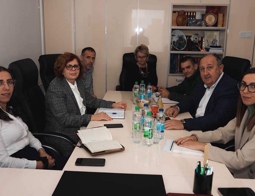 БАЊАЛУКА, 3. ДЕЦЕМБРА /СРНА/ - Министар управе и локалне самоуправе Републике Српске Сенка Јујић разговарала је данас у Калиновику са начелником општине Радомиром Сладојем о активностима у вези са примјеном Закона о платама запослених у органима јединицама локалне самоуправе, са нагласком на уједначавање праксе и ефикасну примјену законских рјешења на локалном нивоу.