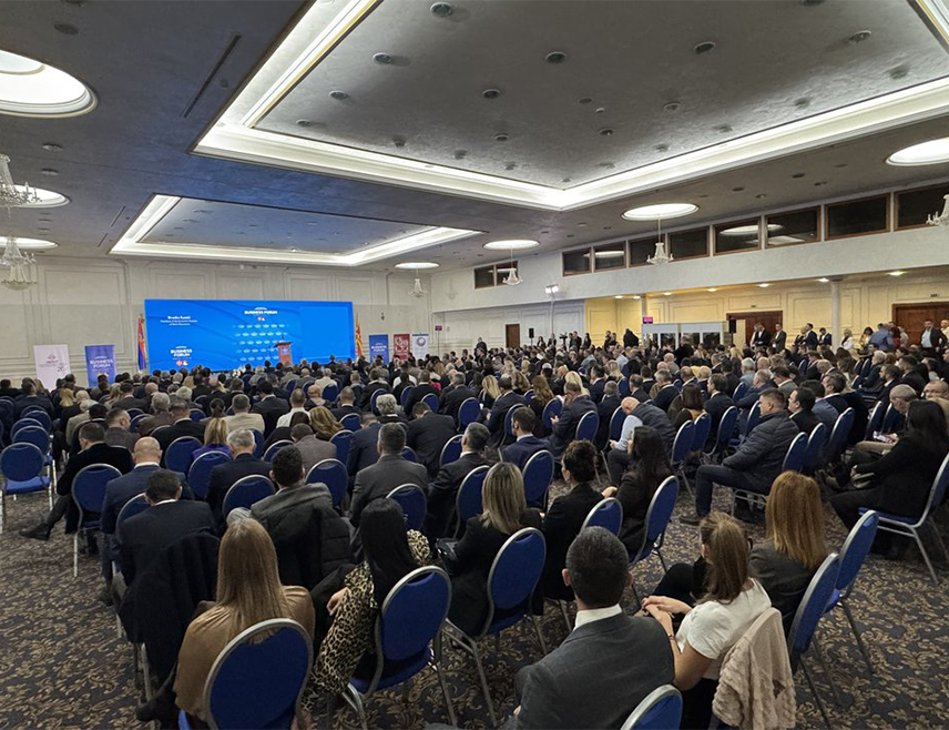 БЕОГРАД/СКОПЉЕ, 3. ДЕЦЕМБРА /СРНА/ - Привредници Србије и Сјеверне Македоније у наредном периоду очекују трговинску размјену од двије милијарде евра, као и нова улагања, речено је на Пословном форуму "Србија - Сјеверна Македонија", који је данас у Скопљу окупио више од 450 учесника, привреднике из скоро 250 компанија, представнике влада двије земље, институција и пословних асоцијација.