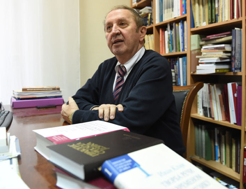 БЕОГРАД, 4. ДЕЦЕМБРА /СРНА/ - Предсједник Одбора за стандардизацију српског језика Срето Танасић поздравио је усвајање измјена Закона о уџбеницима у Србији, истичући да је увођење уџбеника од националног значаја добар почетак и да то треба проширити на средњу школу, с циљем очувања националног идентитета, културе и језика.