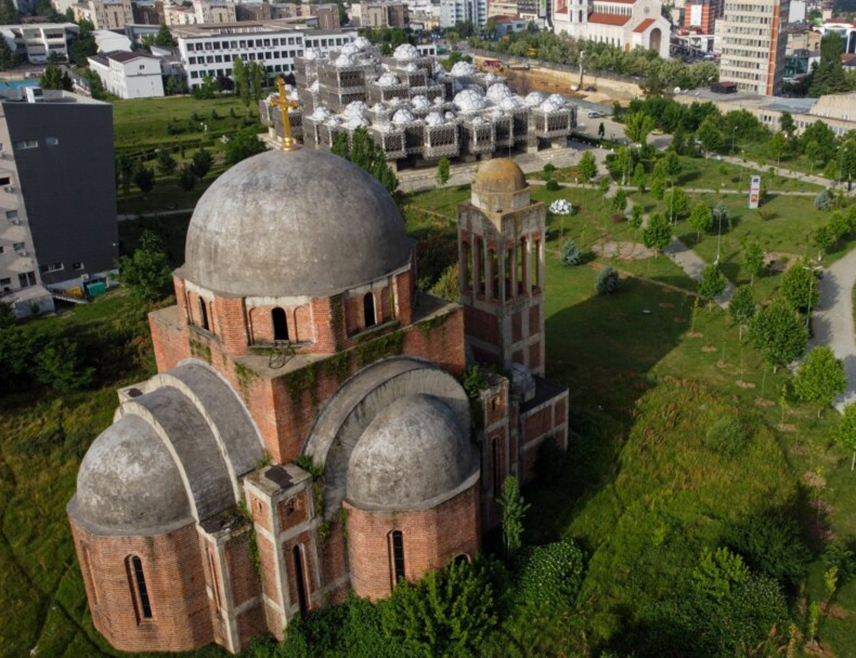 БЕОГРАД, 3. ДЕЦЕМБРА /СРНА/ - Епархија рашко-призренска изразила је најдубљу забринутост и најоштрије осудила јавни позив приштинског адвоката Tоме Гашија на рушење Храма Христа Спаса у Приштини, оцјењујући да такве изјаве представљају директан позив на уништавање вјерског објекта и тежак облик говора мржње према Српској православној цркви /СПЦ/ и њеном историјском, духовном и културном насљеђу на Косову и Метохији.