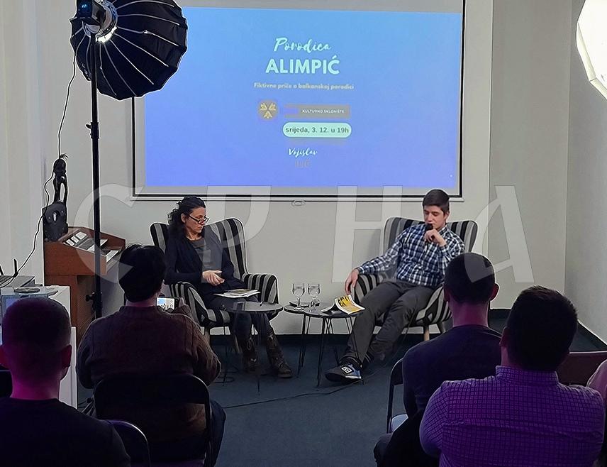 ДОБОЈ, 3. ДЕЦЕМБРА /СРНА/ - У Добоју је вечерас промовисана књига "Породица Алимпић" Војислава Илића из Петрова, у којој аутор осликава свакодневницу балканске породице и обичног човјека.