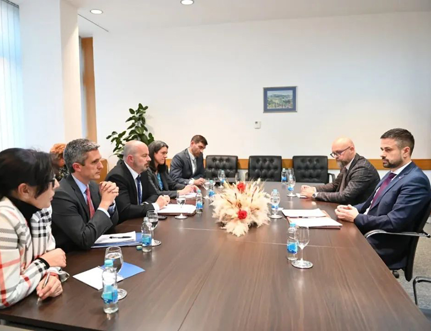 САРАЈЕВО, 3. ДЕЦЕМБРА /СРНА/ - Министар финансија и трезора у Савјету министара Срђан Амиџић разговарао је данас у Сарајеву са директором за Западну и Централну Европу у Стејт департменту Марком Флемингом.