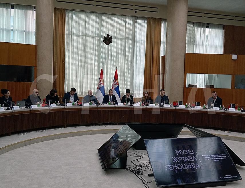 БЕОГРАД, 4. ДЕЦЕМБРА /СРНА/ - Дводневна Међународна научна конференција "80 година од ослобођења Јасеновца - Студија случаја: Концентрациони и логори смрти у Независној Држави Хрватској /НДХ/", на којој ће историчари и научници из Републике Српске, Србије, свијета и региона, у потрази за историјском истином представити радове о овој теми од изузетне националне важности, почела је данас у Београду.