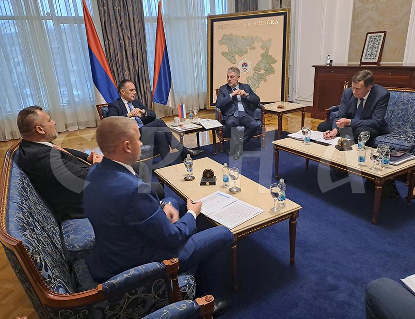 БАЊАЛУКА, 4. ДЕЦЕМБРА /СРНА/ - У Бањалуци су у току консултације представника Владе Републике Српске и Привредне коморе Српске у вези са израдом републичког буџета за наредну годину.