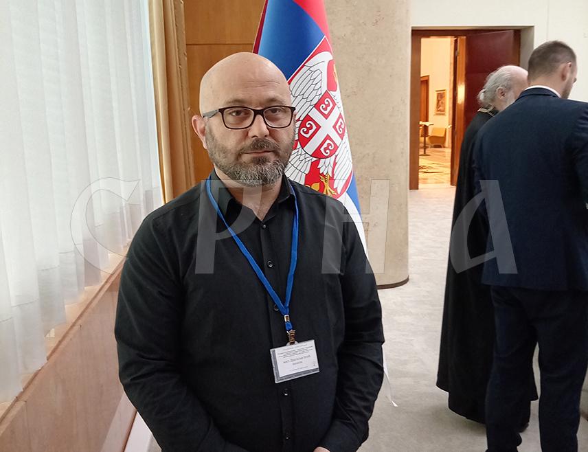 БЕОГРАД, 4. ДЕЦЕМБРА /СРНА/ - Историчар Драгослав Илић истакао је да је геноцид над српским народом идентитетска тема без премца у рангу са косовским предањем, због чега је за Србе изузетно важна.