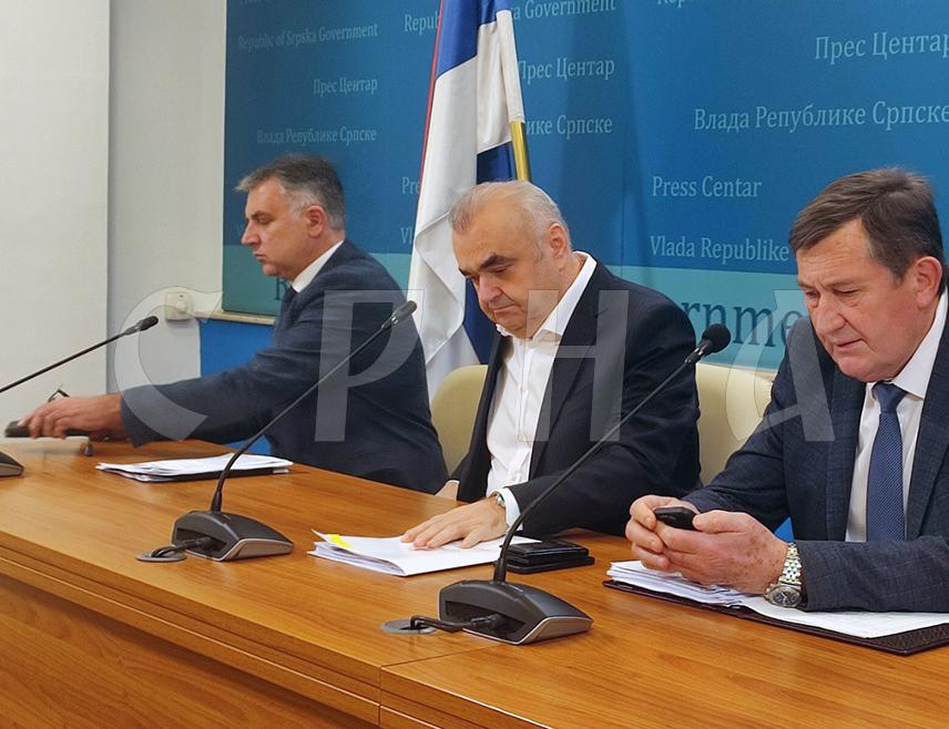 БАЊАЛУКА, 4. ДЕЦЕМБРА /СРНА/ - Министар саобраћаја и веза Републике Српске Зоран Стевановић изјавио је да је 20. јанауар рок за окончање радова на приступним саобраћајницама до моста у бањалучком насељу Чесма.