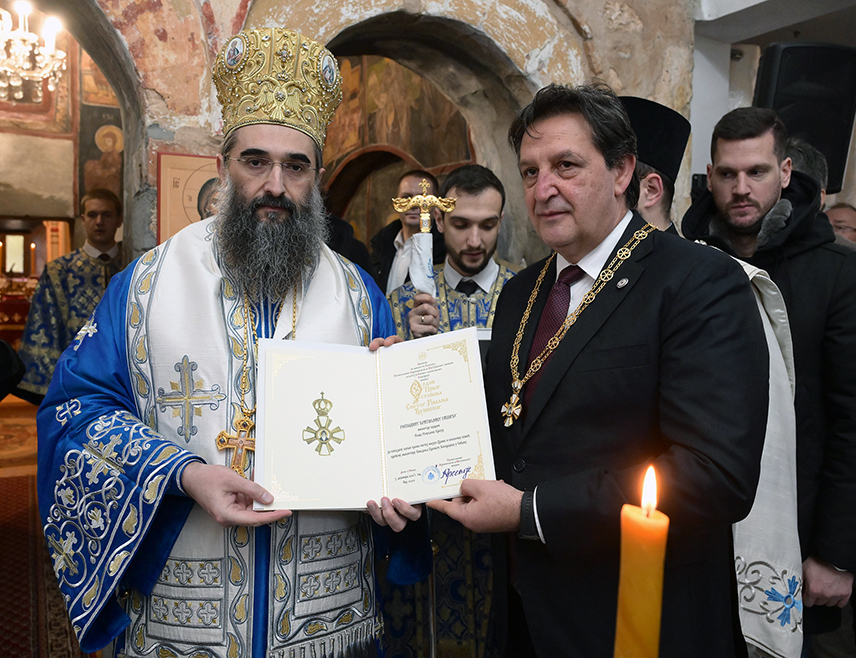 БЕОГРАД, 4. ДЕЦЕМБРА /СРНА/ - Његово високопреосвештенство митрополит нишки Арсеније уручио је данас министру одбране Србије Братиславу Гашићу Орден првог степена Светог Романа Ђуниског - високо признање Епархије нишке за несебичну помоћ Манастиру Ваведења Пресвете Богородице у Сићеву код Ниша.