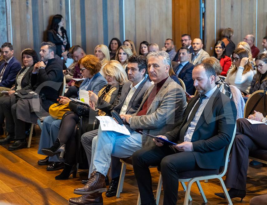 ЈАХОРИНА, 4. ДЕЦЕМБРА /СРНА/ - Министар управе и локалне самоуправе Републике Српске Сенка Јујић истакла је да је управљање некретнинама на локалном нивоу веома битно јер не само што се уводи њихова евиденција већ то доводи до повећања прилива средстава у буџете.