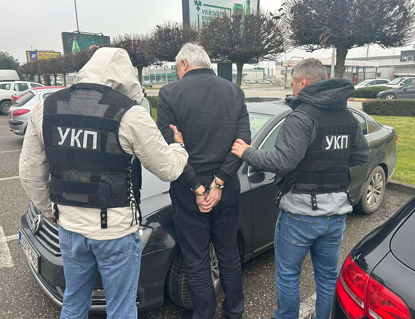 ЛАКТАШИ, 4. ДЕЦЕМБРА /СРНА/ - Бањалучанину чији су иницијали М.С. раскинут је уговор о раду у Средњошколском центру Лакташи након што је осумњичен за сексуално искориштавања дјетета, речено је Срни у овој образовној установи.