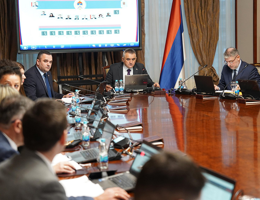 БАЊАЛУКА, 4. ДЕЦЕМБРА /СРНА/ - Влада Републике Српске утврдила је данас Приједлог закона о измјенама Закона о платама запослених у области високог образовања и студентског стандарда Српске.