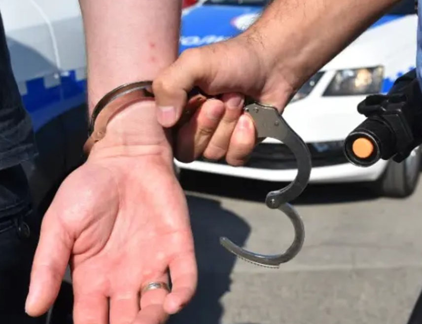 БАЊАЛУКА, 4. ДЕЦЕМБРА /СРНА/ - Основни суд у Бањалуци одредио је једномјесечни притвор лицима чији су иницијали Б.М. и М.К, осумњиченима за тешке крађе, односно недозвољену производњу и промет оружја или експлозивних материја, речено је Срни у овом суду.