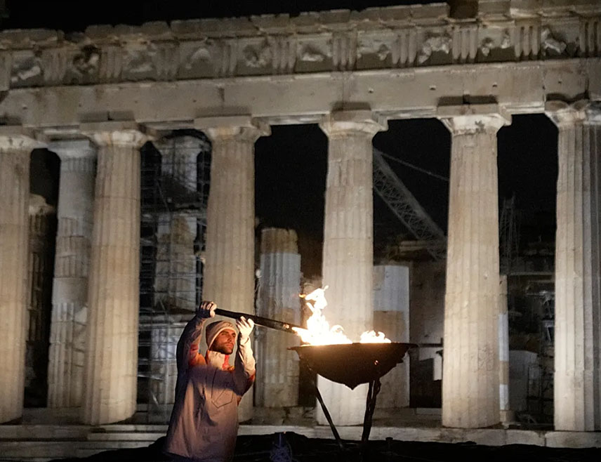 АТИНА, 4. ДЕЦЕМБРА /СРНА/ - Олимпијски пламен провео је ноћ у Партенону прије него што је предат званичницима Зимских олимпијских игара у Милану и Кортини.