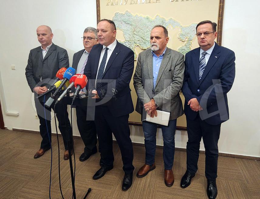 БАЊАЛУКА, 4. ДЕЦЕМБРА /СРНА/ - Предсједник Савеза синдиката Републике Српске Горан Станковић рекао је да ће се наставити преговори о повећању плата свих буџетских корисника и да на консултацијама са предсједником Владе Савом Минићем није постигнут конкретан договор.