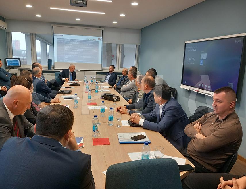 ПРИЈЕДОР, 4. ДЕЦЕМБРА /СРНА/ - Пословну заједницу у Приједору у овој години највише су оптеретили проблеми ресурса, повећање трошкова производње и радне снаге, што заједно умањује конкурентност на тржишту ЕУ, најзначајнијем спољнотрговинском партнеру, рекла је руководилац канцеларије Привредне коморе Дијана Ђаковић.