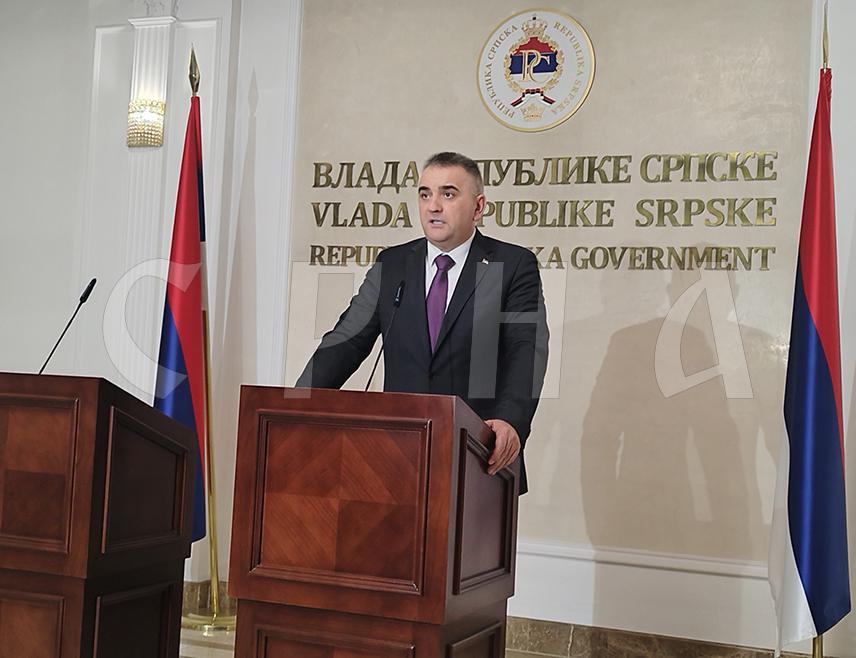 БАЊАЛУКА, 4. ДЕЦЕМБРА /СРНА/ - Предсједник Владе Републике Српске Саво Минић истакао је да су током данашњих консултација отворене бројне теме, али и понуђена рјешења, те да је након разговора са представницима Савеза и Конфедерације синдиката рекао да повећање плата у Српској слиједи након прва три мјесеца наредне године.