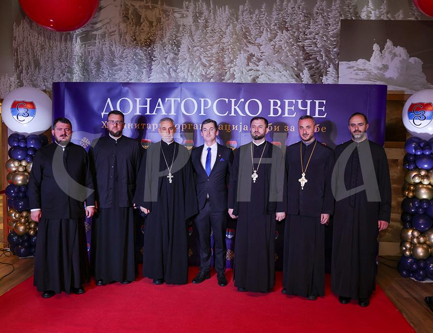 ЈАХОРИНА, 4. ДЕЦЕМБРА /СРНА/ - Хуманитарна организација "Срби за Србе" организовала је на Јахорини донаторско вече како би се прикупила средства за куповину куће породици Данојлић са Пала која има четворо дјеце.