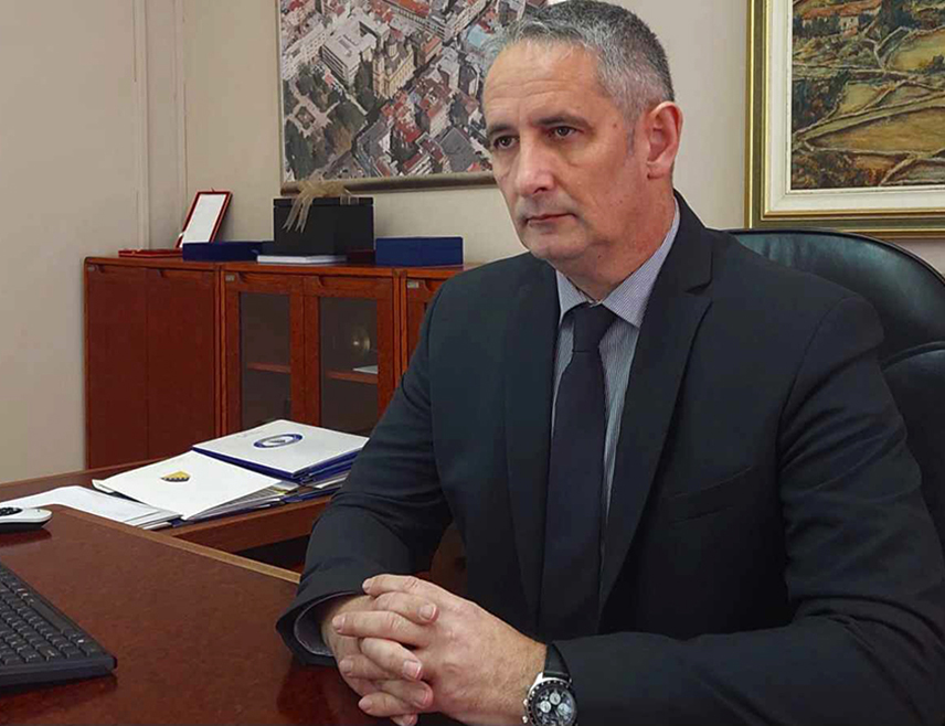 САРАЈЕВО, 4. ДЕЦЕМБРА /СРНА/ - Замјеник министра одбране у Савјету министара Славен Галић оградио се, на састанку са америчким војним изаслаником бригадиром Грегоријем Холмсом, од изјава министра обране Зукана Хелеза упућених америчком држављанину и политичару Максу Приморцу, истичући да се ради о говору мржње и доказу минимума политичке културе.