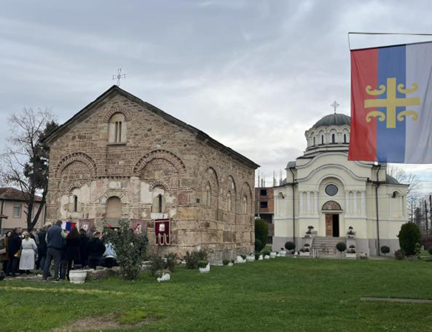 БЕОГРАД, 5. ДЕЦЕМБРА /СРНА/ - Маскирани починиоци скинули су и однијели заставу Српске православне цркве /СПЦ/ из порте цркве у Липљану.