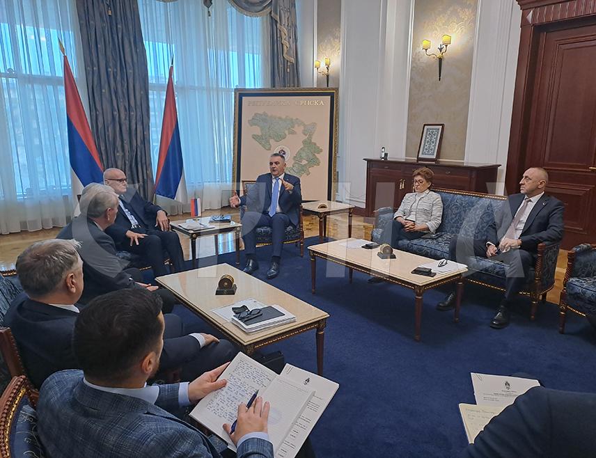 БАЊАЛУКА, 5. ДЕЦЕМБРА /СРНА/ - Предсједник Владе Републике Српске Саво Минић, у оквиру консултација за израду буџета за идућу годину, разговара са представницима Удружења пензионера Републике Српске.