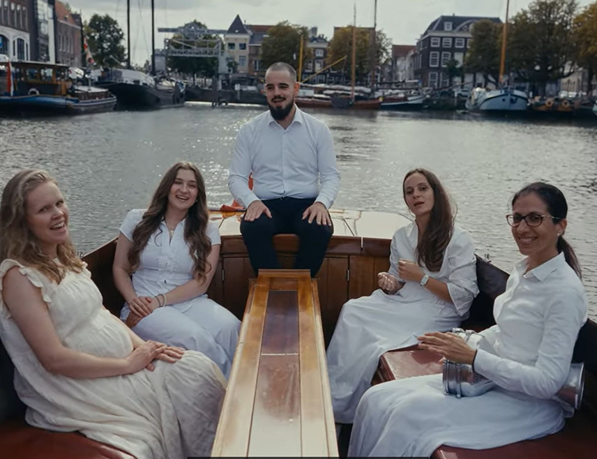 БЕОГРАД, 5. ДЕЦЕМБРА /СРНА/ - Прва православна пјесма на холандском језику "Божија дјеца" објављена је на "Јутјуб" каналу "Ортодокс бенелукс" и представља допринос мисионарским напорима и израз благодарности што све већи број Холанђана приступа Српској православној цркви /СПЦ/, објављено је на сајту СПЦ.