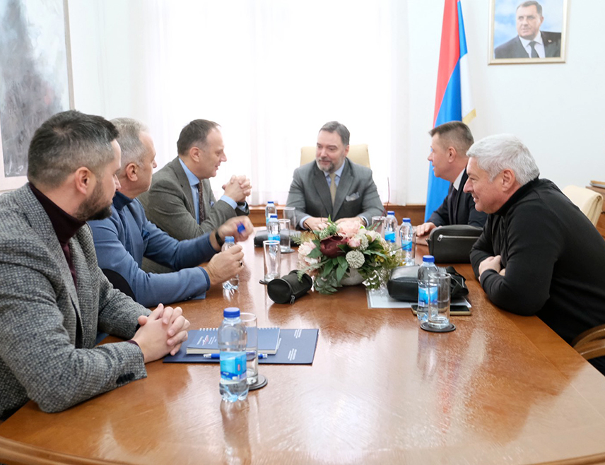 САРАЈЕВО, 5. ДЕЦЕМБРА /СРНА/ - Министар спољне трговине и економских односа у Савјету министара Сташа Кошарац данас је са представницима привредних комора Републике Српске, Федерације БиХ и Брчко дистрикта, те Спољнотрговинске коморе БиХ потписао протокол којим се утврђују основни принципи и критеријуми за подршку сајамским манифестацијама и другим активностима у иностранству, а за ту намјену биће издвојено 300.000 КМ.