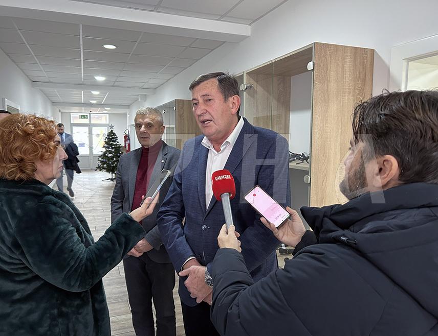 БИЈЕЉИНА, 5. ДЕЦЕМБРА /СРНА/ - Министар привреде и предузетништва Републике Српске Војин Митровић истакао је данас да је неопходно ријешити питање путне инфраструктуре према предузећу ПАСС у Бијељини, што је предуслов за несметан рад.