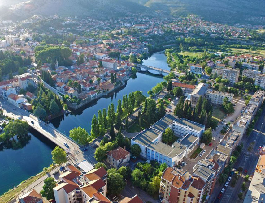 TРЕБИЊЕ, 5. ДЕЦЕМБРА /СРНА/ - Смјештајни капацитети у Требињу за новогодишње празнике већ сада су попуњени 90 одсто, а госте чека богат програм, речено је Срни у локалној Туристичкој организацији.